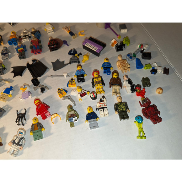 Huge Lot Vintage Legos 9#+ Mini Figures Weapons Accessories Must See - Picture 14 of 15